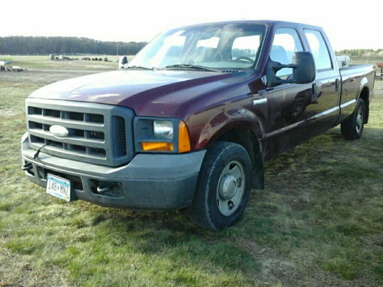 '05 Ford F250 Quad Cab w/Tool Box