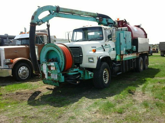 '95 Ford L8000 TA Vactron Truck