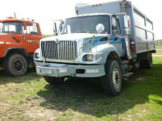 '02 International Garbage Truck