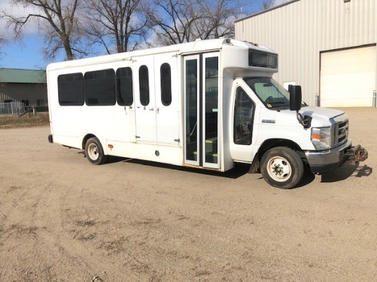 '13 Ford F450 Bus