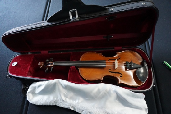 Musaica Imports 2010 1/2 Academia Violin, SN #AW1371, Hard Sided Case.