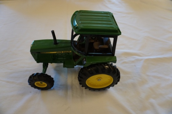 Ertl Die Cast Metal 1/16 Scale John Deere Tractor (No Box).