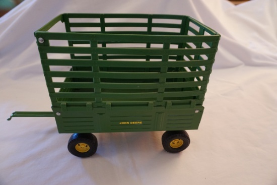 Ertl Die Cast Metal 1/16 Scale John Deere Wagon (No Box).