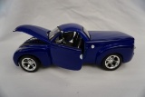 Maisto Die Cast Metal 1/18 Scale 2000 Chevrolet SSR (No Box).