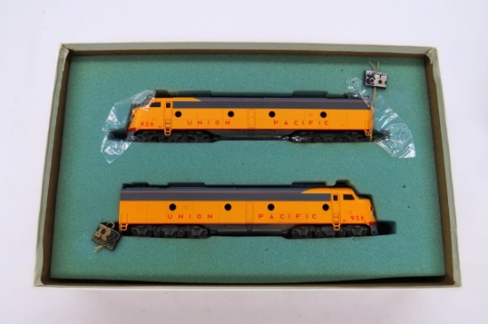 Con-Cor HO Union Pacific EMD E-8 Units, Powered A & Dummy A Set #904 in Ori