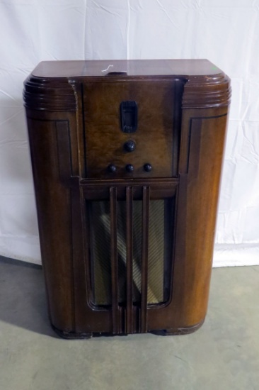 Philco Model 16 Wood Console Radio, Non-Working, 41" H x 27" W x 13" D
