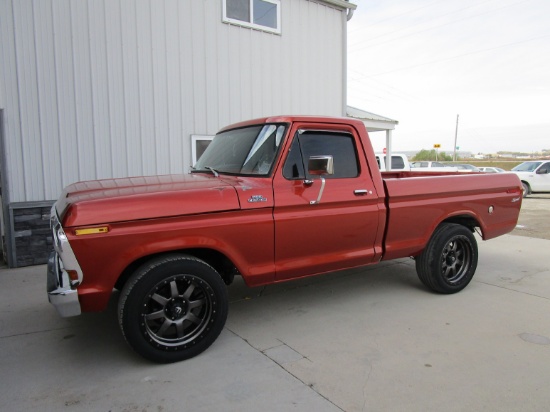 1979 Ford F100 Custom Sport Short Box Pickup, Ford V-8 Gas Engine-302, Auto