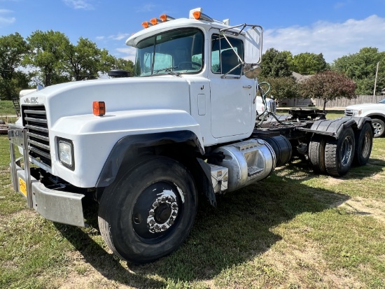 2000 Mack RD688S Day Cab Truck Tractor