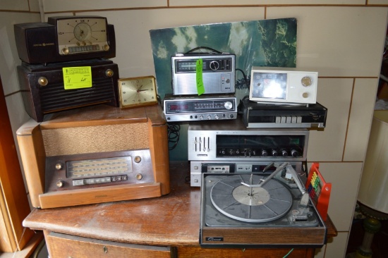 Lot: Vintage Radios, Tuners & Clocks