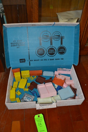 Lot: Plastic Dollhouse Furniture