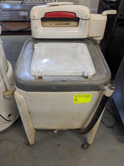 Vintage Maytag Wringer Washing Machine
