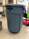 Rubbermaid Brute 30-Gallon Garbage Can w/ Dolly
