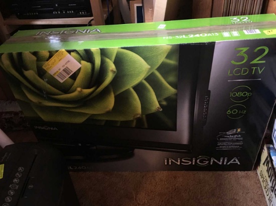 Insignia 32 LCD TV (in box(