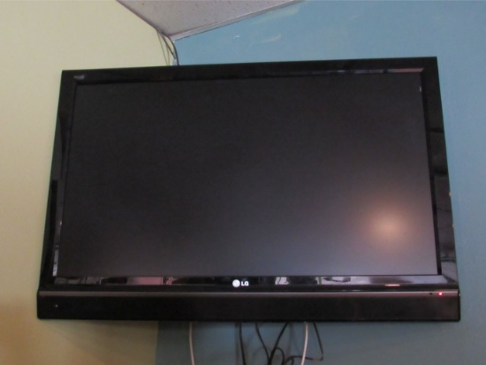 LG 42" Flat Screen TV w/ Wall Mount