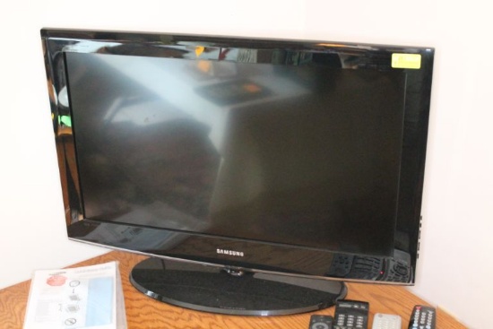 Samsung 32" Flat Screen TV & Philips DVD Player