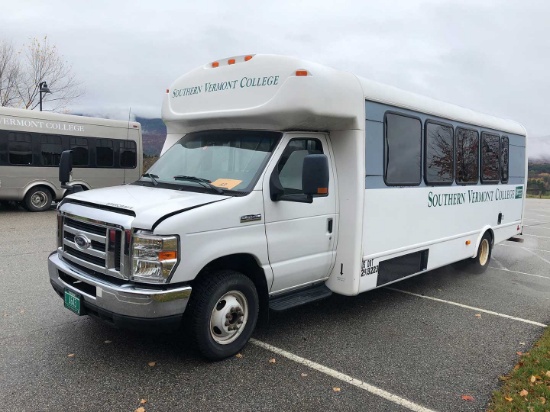 2013 Ford E-450 Super Duty Bus