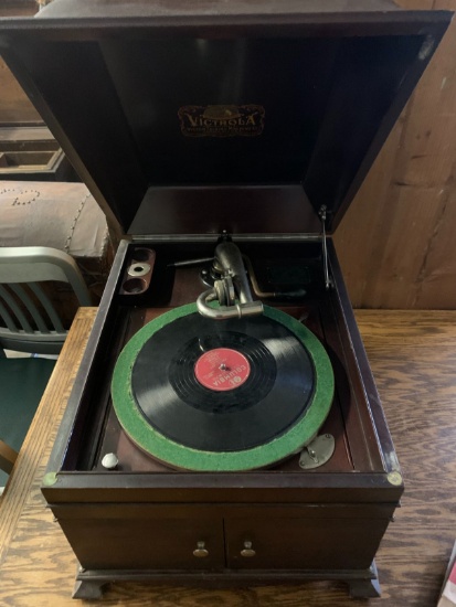 Victor VVIX Phonograph w/ Records