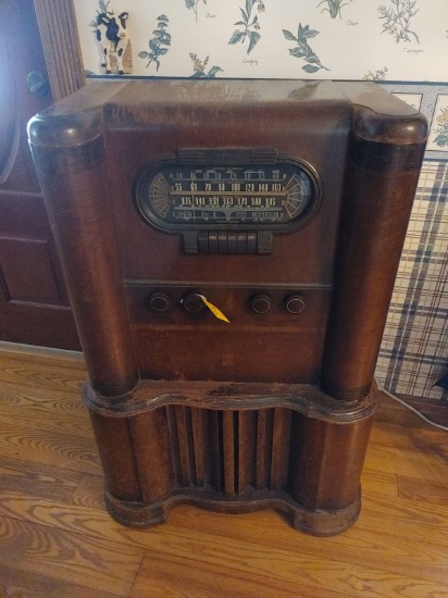 Vintage RCA Victor AM Radio