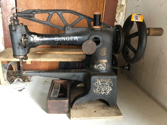 Vintage Singer 29-4 Sewing Machine