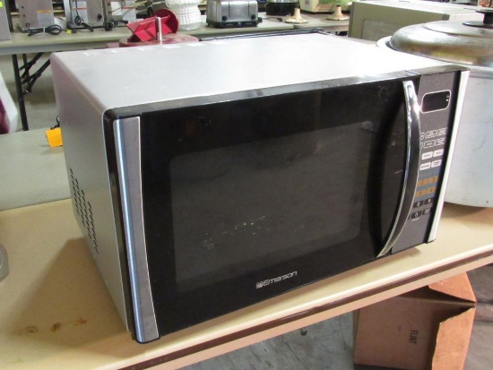 Emerson 900 Watt Microwave Oven