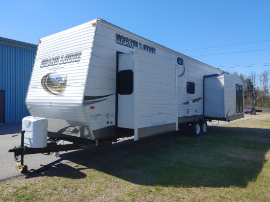 (1415) 2013 Wildwood Grand Lodge Camper