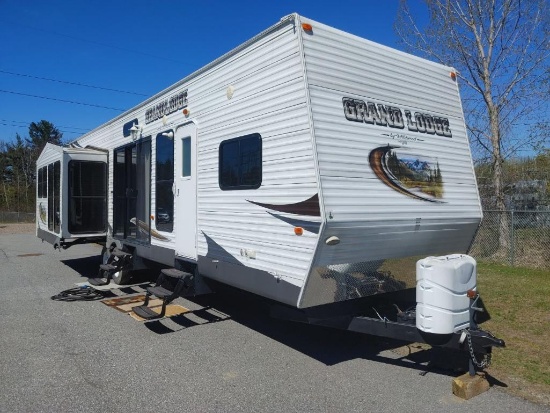 2013 Wildwood Grand Lodge by Forest River Camper