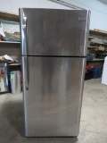 Frigidaire 18.2 cu ft Refrigerator/Freezer