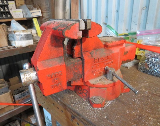 Wood Work Bench w/ 6.5" Ridgid Vise