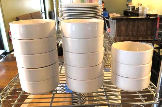 (13) World 4.5" Bowls