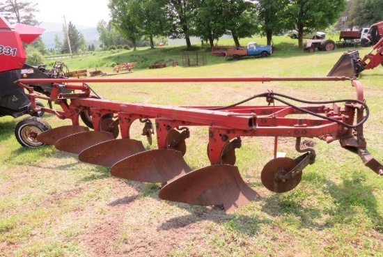 International 550 5 Bottom Plow