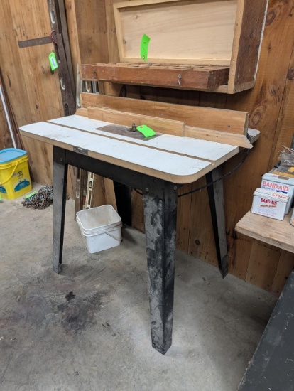 Freud 1/2 Router w/ Guide and Assorted Bits