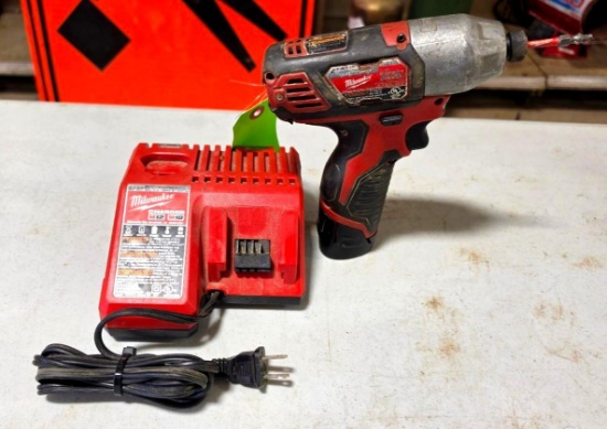 Milwaukee M12 1/4" Hex Driver w/ Battery & Charger