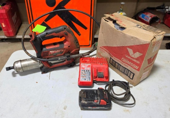 Milwaukee M18 Cordless Grease Gun w/Battery Charger
