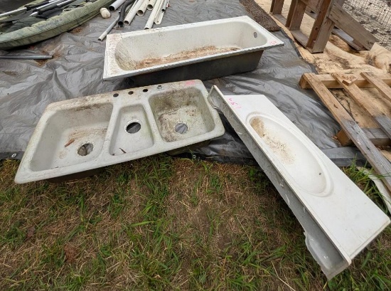(4) Sinks & Bathtub