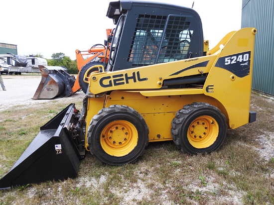 Gehl 5240 Skid Steer w/ Bucket