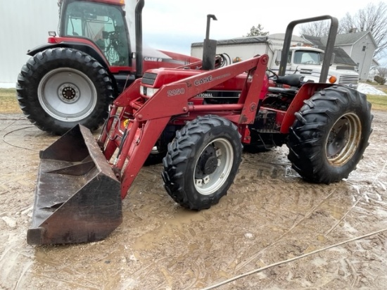 International 695 Tractor w/ 2250 Int Loader with Bucket