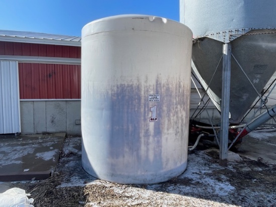 2500 Gallon white poly tank