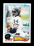 1982 Topps Football Card #302 Hall of Famer Walter Payton Chicago Bears. NM