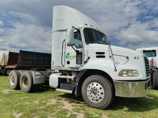 2007 Freightliner Day Cab Semi
