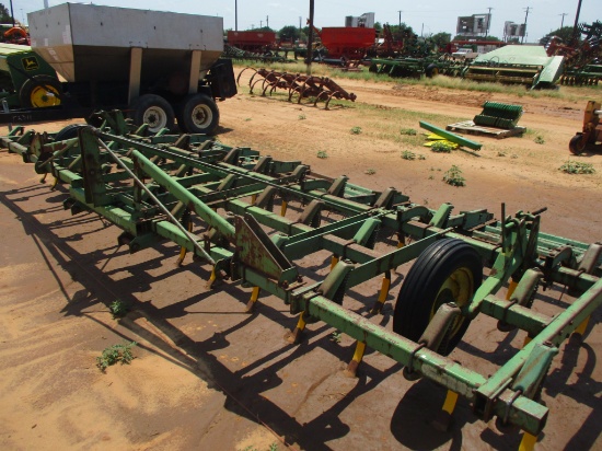 JD 1100 field cultivator