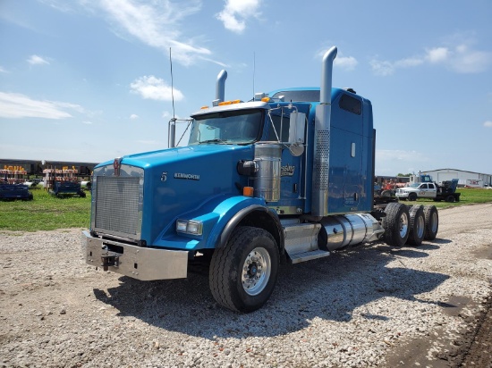 2013 Kenworth T800 Sleeper Cab Semi Truck