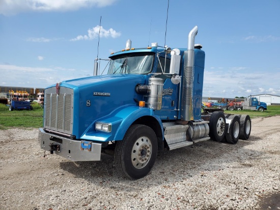 2009 Kenworth T800 Short Sleeper Semi Truck