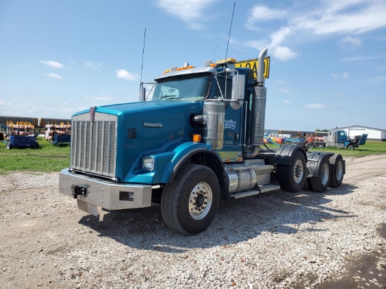 2007 Kenworth T800 Day Cab Semi Truck