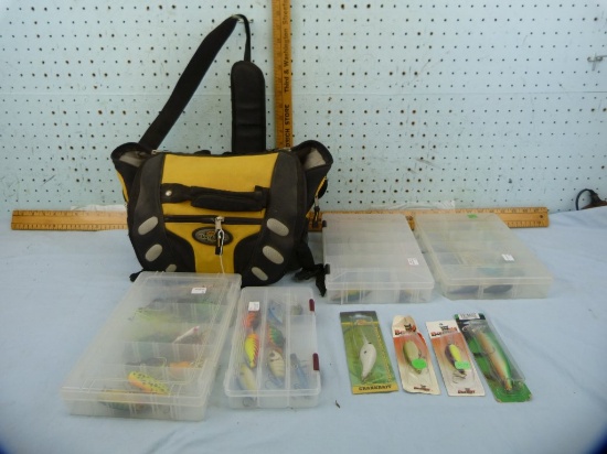 Flambeau fishing tote w/4 plastic trays & at least 50 lures