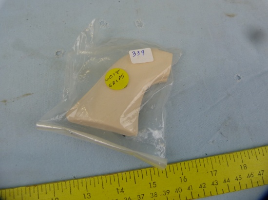 Colt revolver grips, 3" T