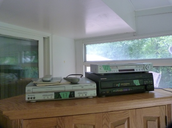 Pioneer CD/CDV, Sony DVD/CD, & Panasonic DHS/DVD players.  This "powers" up