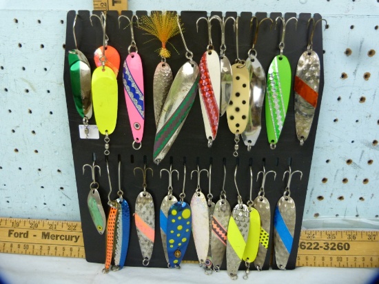 25 Spoon fishing lures, various sizes/makers