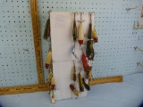27 Mostly wooden fishing lures & 1 utility scale, 28x$