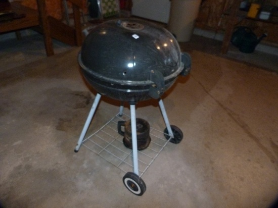 Uniflame charcoal grill with wheels