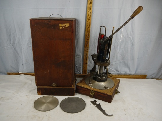 Star Machine Works reloader, with wooden storage box/carrier